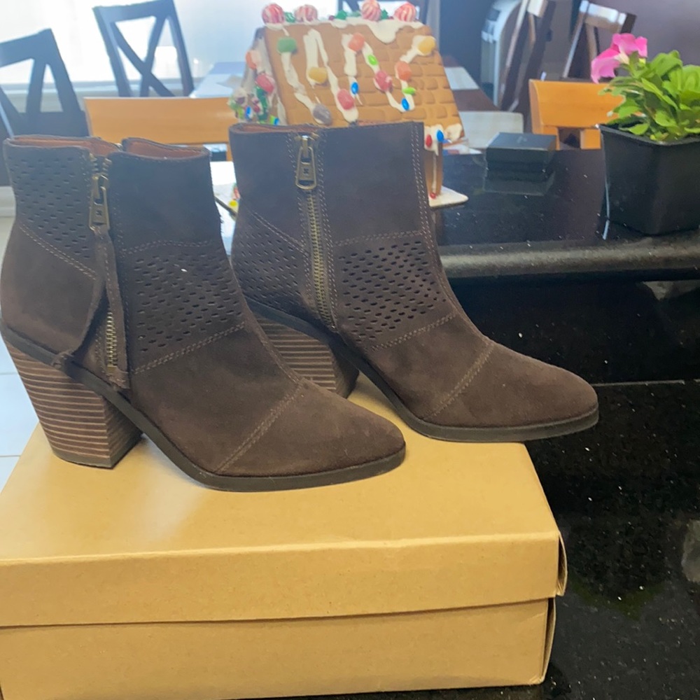 Lucky brand sz7 booties!!perfect for this time of the year in dark brown.